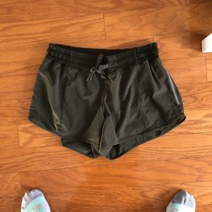 Lululemon Size 8 Hotty Hot Short (with front tie)